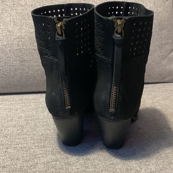 Nine West black leather/nubuck ankle boots w/ eyelet cutout, gold zipper @ back. - Picture 2 of 6